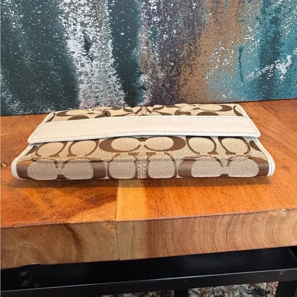 Coach Vintage Signature Khaki and White Leather Wallet - Picture 11 of 16
